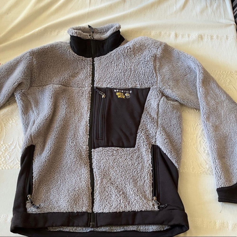 Mountain hardwear fleas zip up extremely warm and comfortable